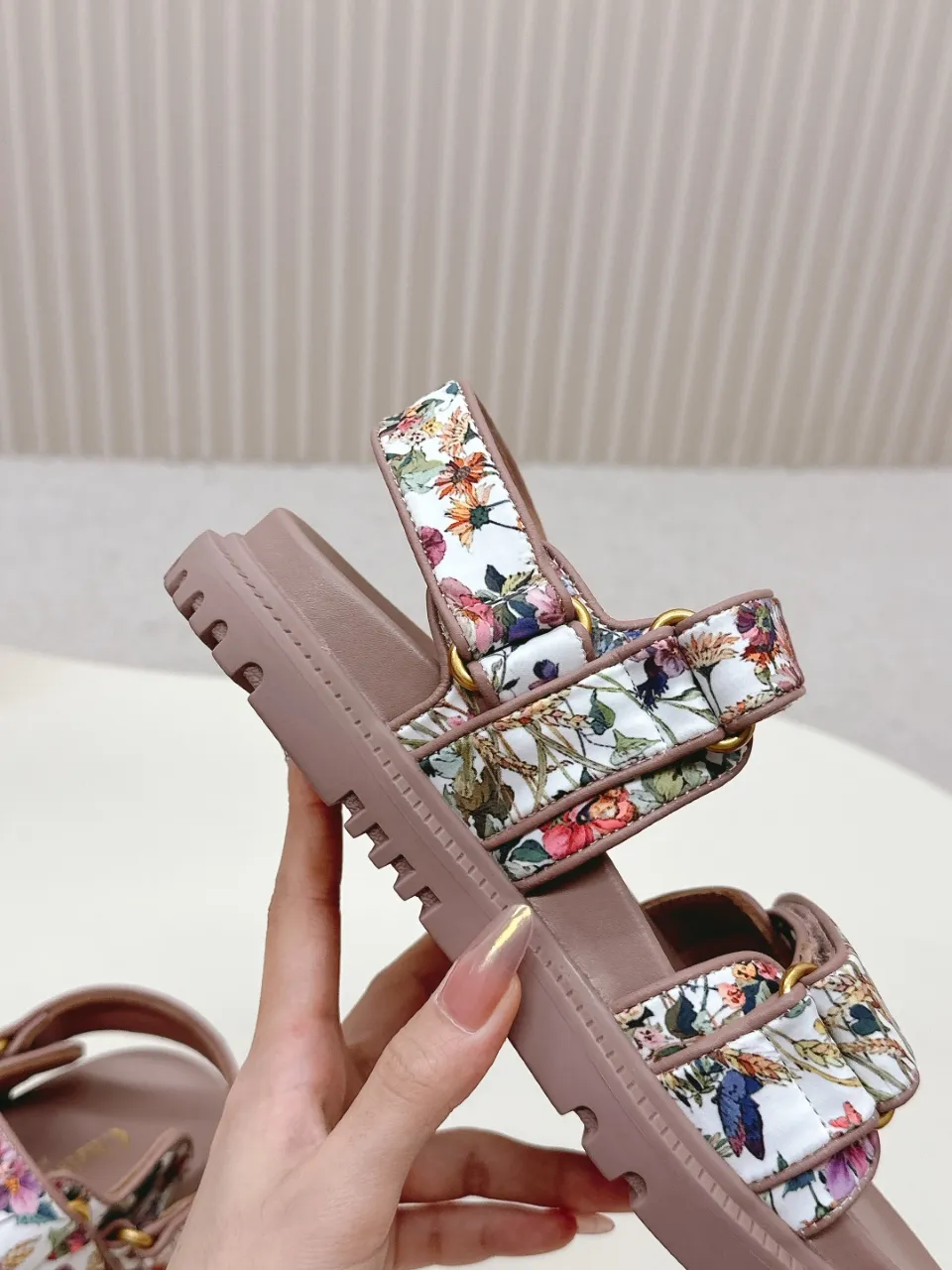 👟👟Ex-factory price 480👟👟 DIOR classic sandals mixed sheepskin DiorAct sandals are fashionable. Paired with an insole that fits the shape of your foot, it's made of exceptionally lightweight and comfortable leather. The upper straps are fastened with Velcro and are decorated with a gold-finish metal "Dior" logo, which complements the style design. These sandals add a modern edge to any look. Fabric: Imported mixed sheepskin Lining: Imported sheepskin Outsole: Original TPU outsole Code number: 35-42 (41 42 customized, non-refundable)